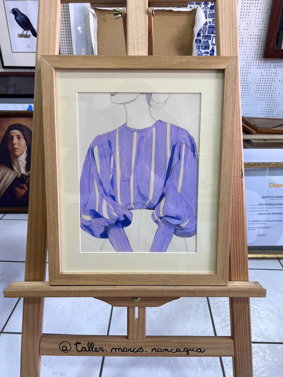 Ilustración de moda de una figura con blusa a rayas lila enmarcada en marco natural con passpartú crema