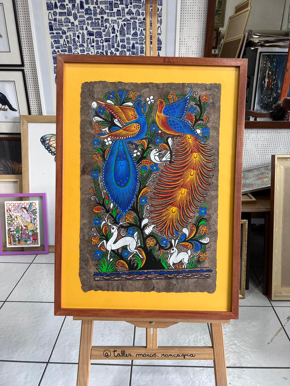 Amate de aves coloridas enmarcado en marco amarillo