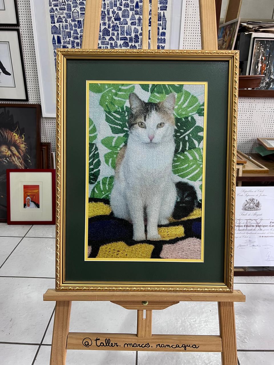 Bordado a mano de gato con follaje tropical enmarcado en marco verde