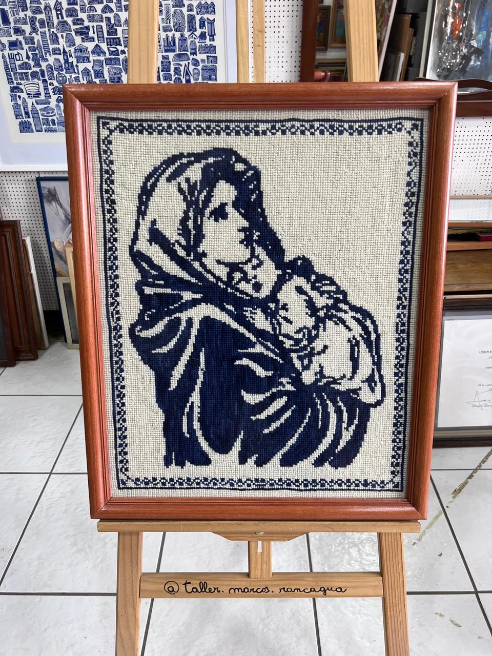 Bordado de la Virgen en hilo azul enmarcado en marco clásico