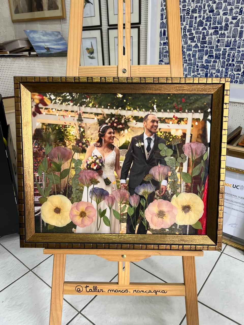 Fotografía matrimonio con flores prensadas enmarcada