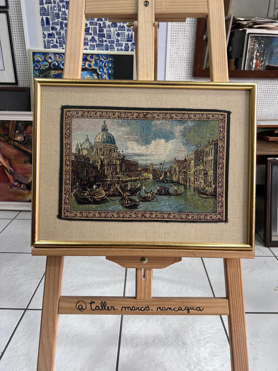 Gobelino de Venecia con góndolas enmarcado en marco dorado clásico
