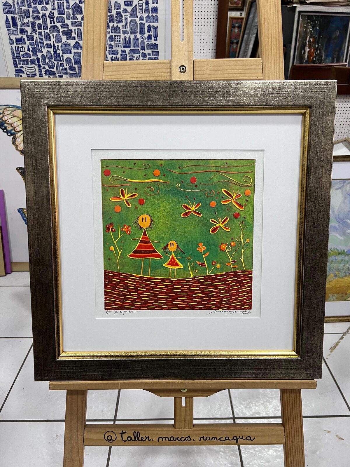 Grabado floral naif sobre fondo verde enmarcado con passepartout