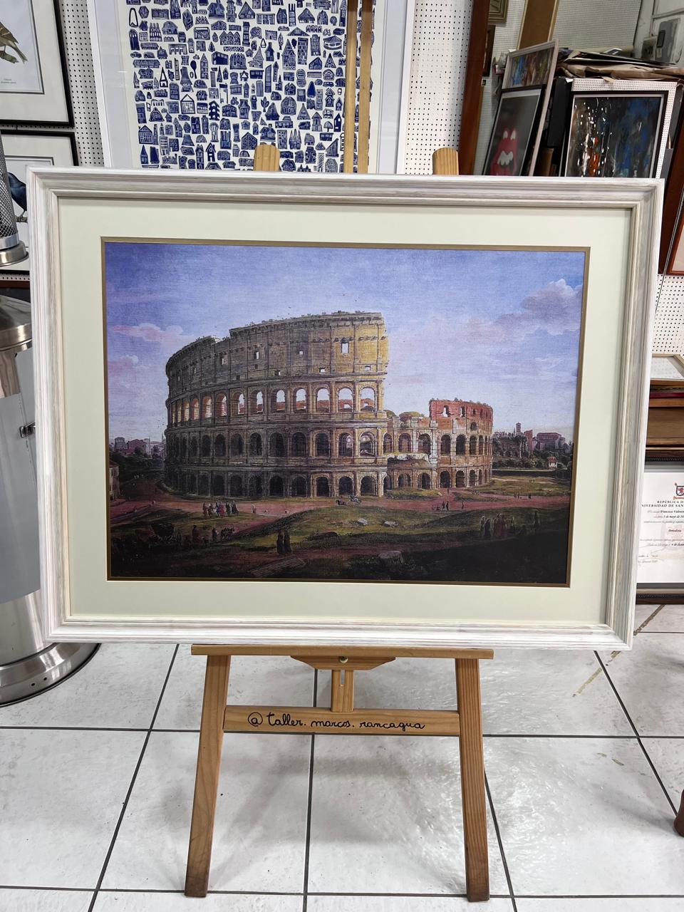 Reproducción Coliseo Romano enmarcada en marco blanco amplio con passpartú crema