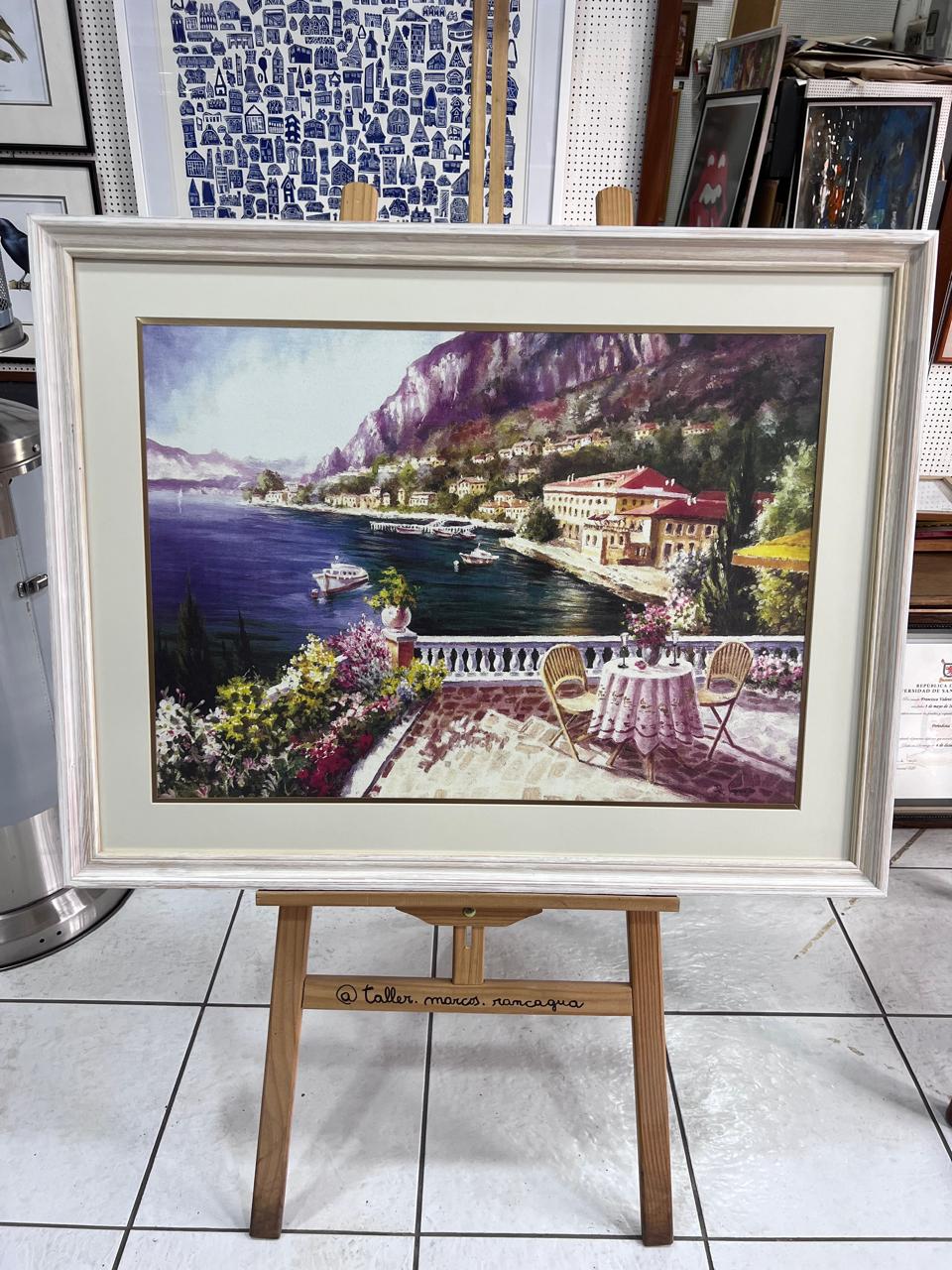 Reproducción paisaje lago mediterráneo con terraza enmarcada en marco blanco amplio con passpartú crema