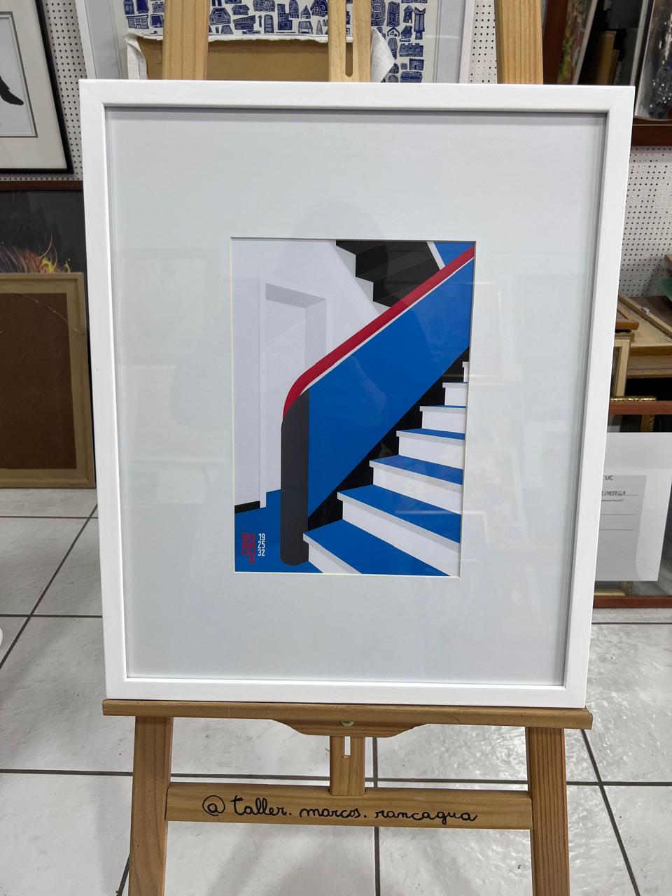 Lámina gráfica art déco de una escalera azul y roja enmarcada en marco blanco con passpartú blanco