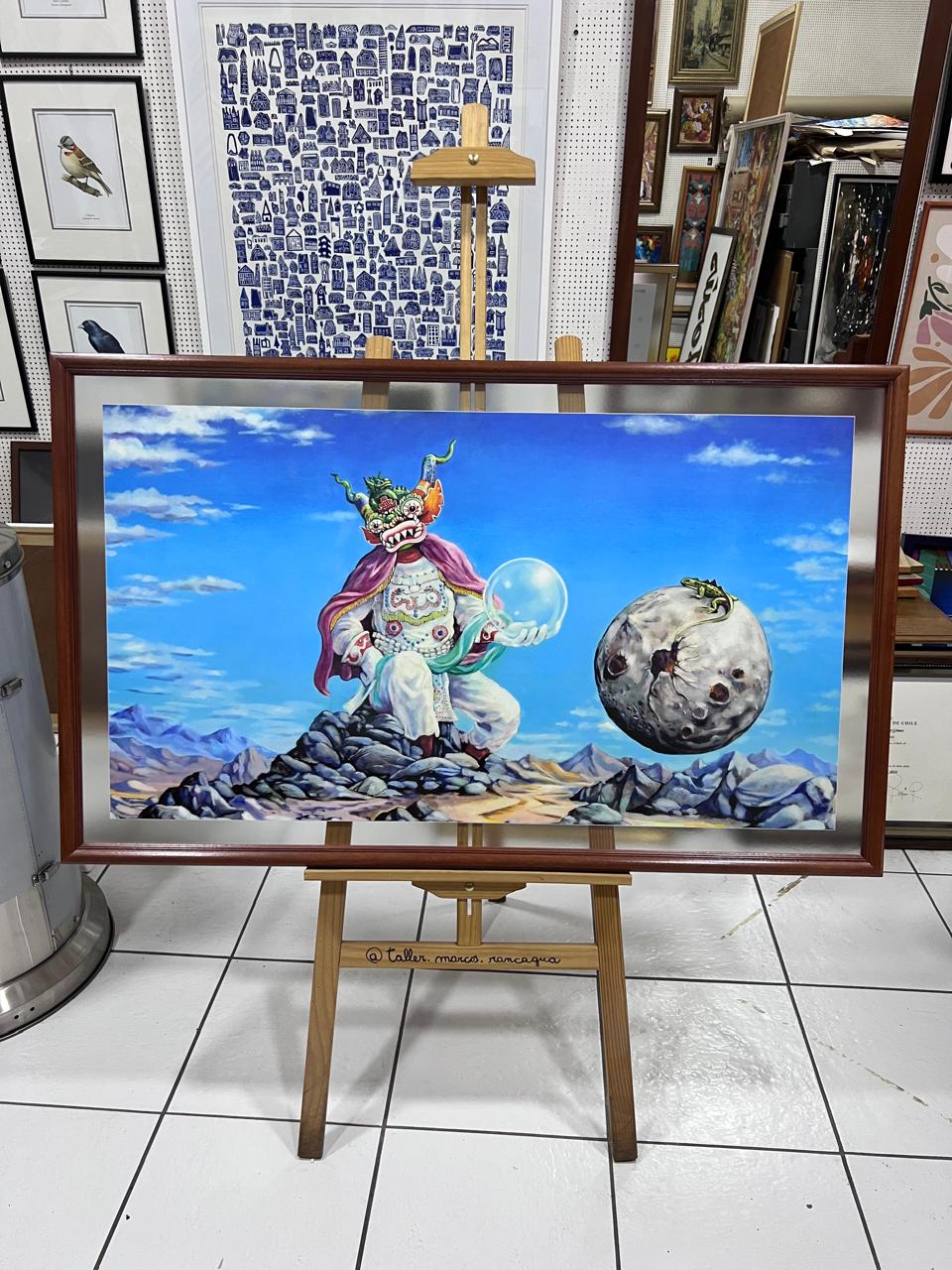 Lámina surrealista de figura coronada sobre planetas enmarcada
