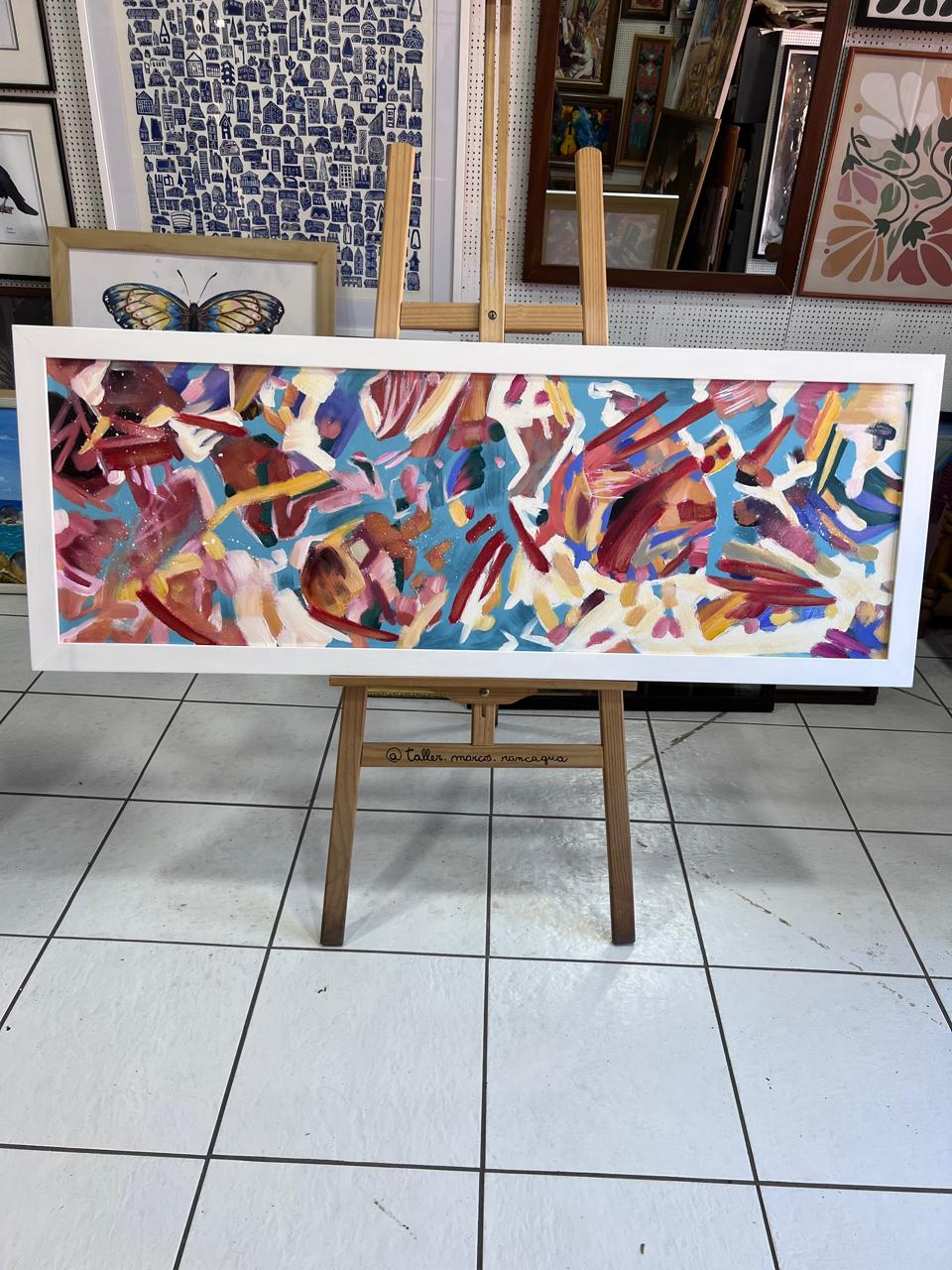 Lámina abstracta panorámica de figuras coloridas enmarcada