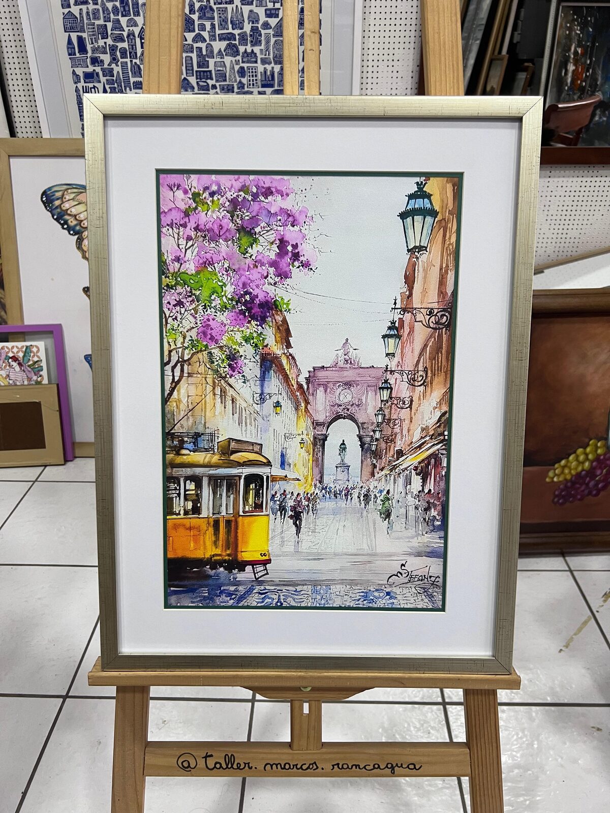 Lámina acuarela de ciudad con tranvía amarillo enmarcada
