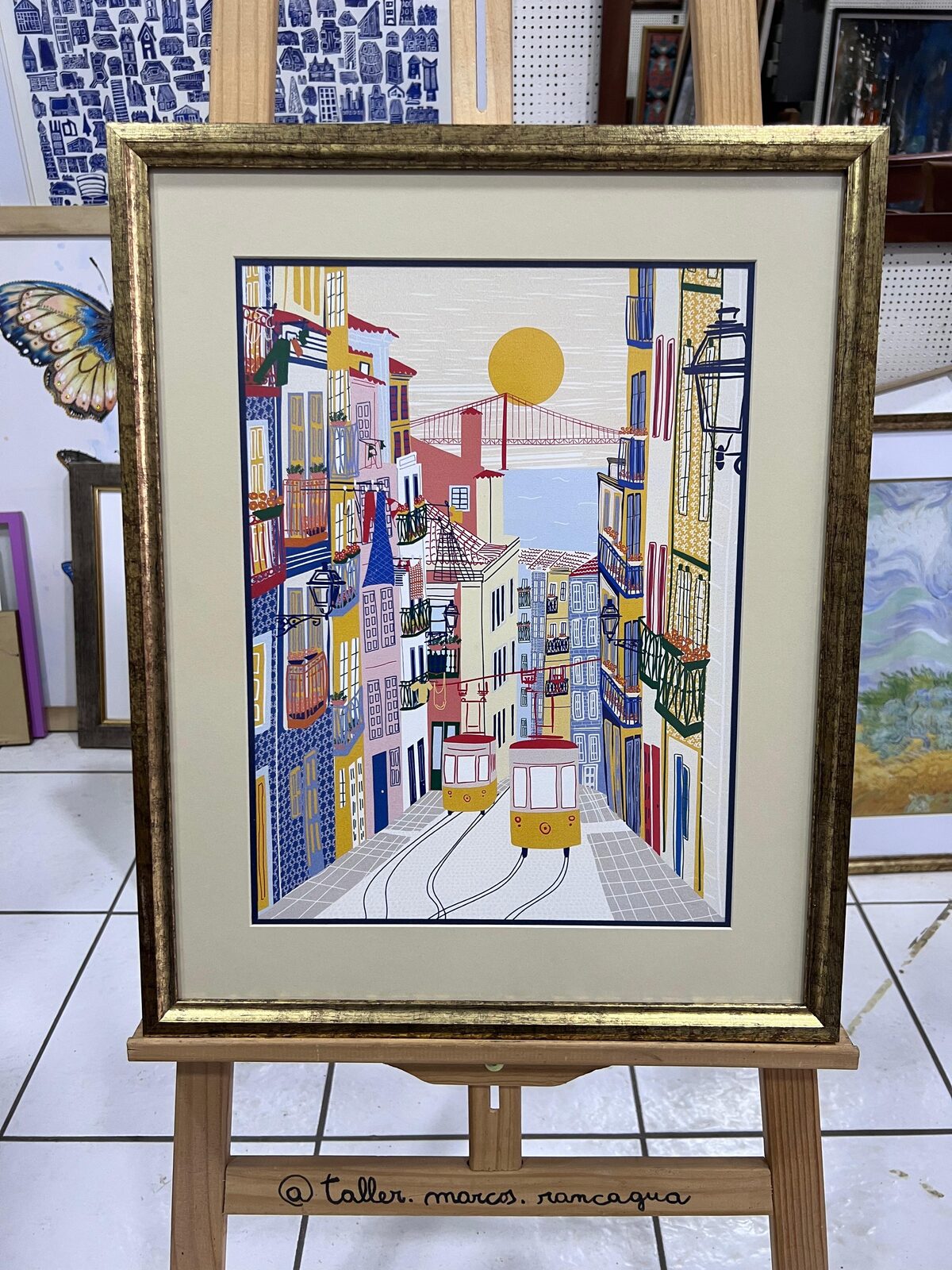 Lámina ilustrada de calle colorida con casas enmarcada