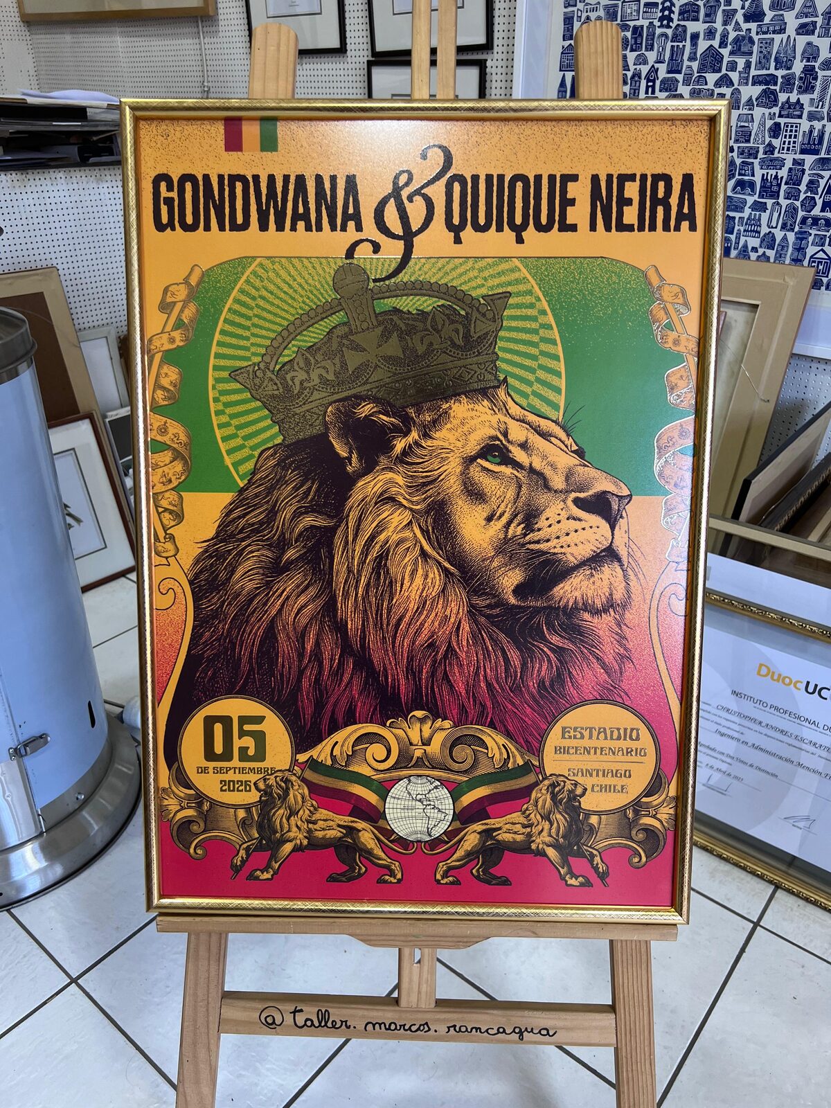 Póster de Gondwana y Quique Neira enmarcado en marco negro