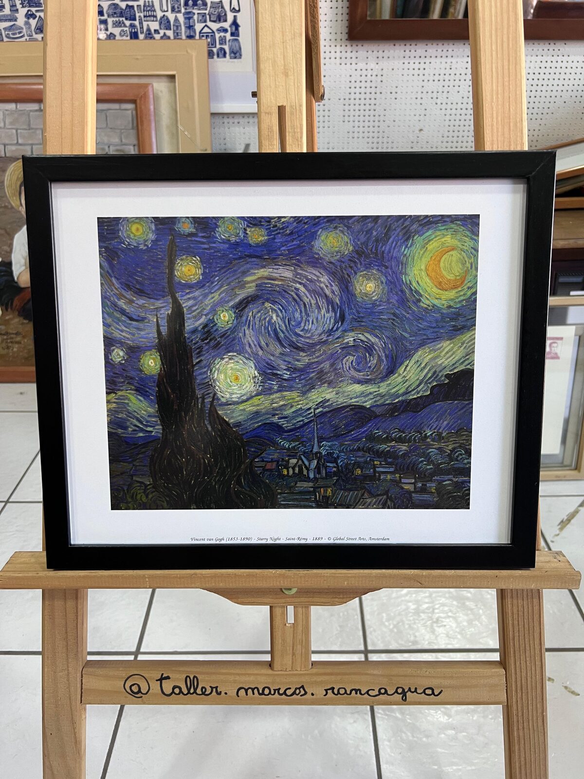 Lámina Noche Estrellada de Van Gogh enmarcada con passepartout