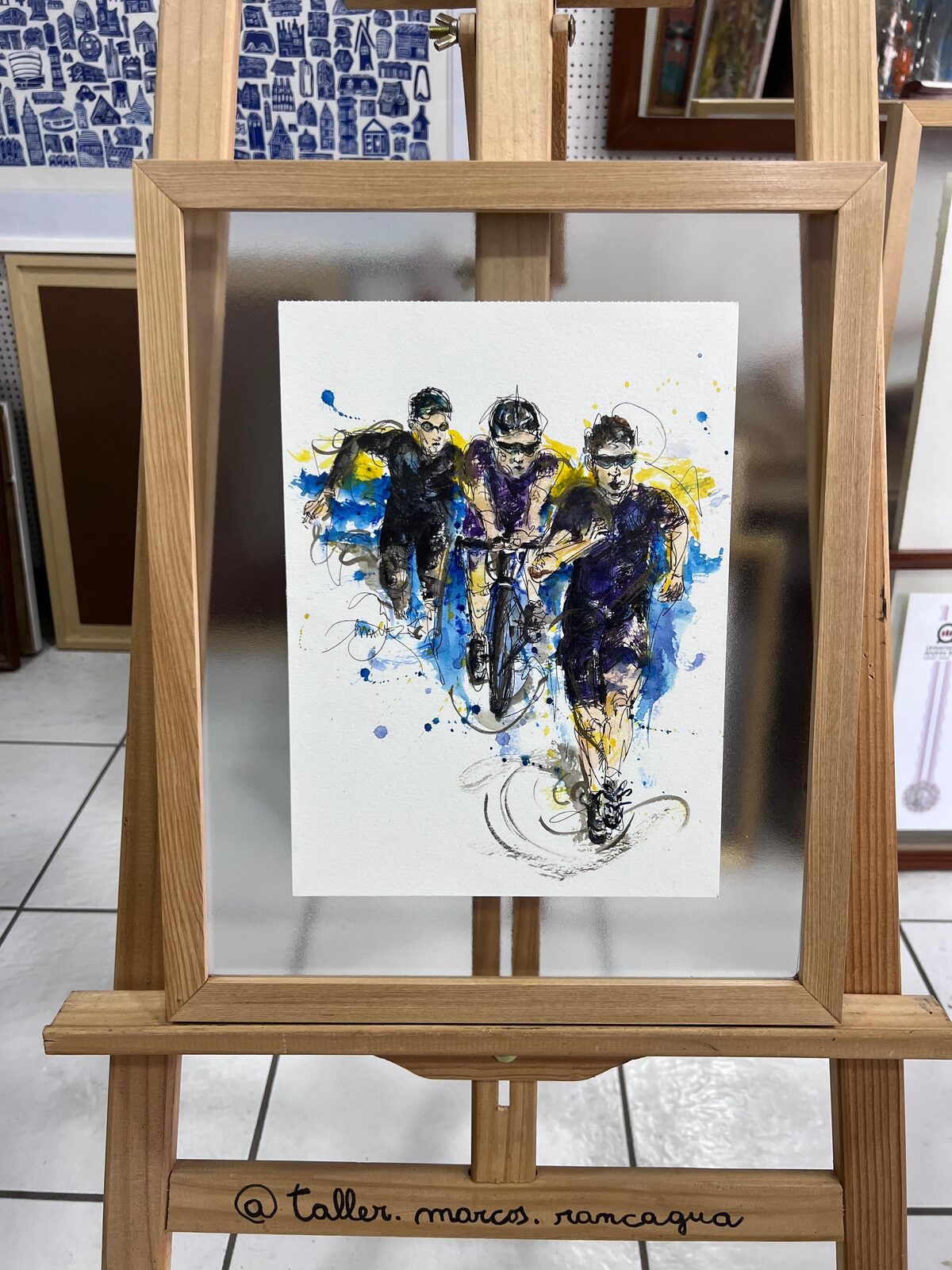 Ilustración de triatlón enmarcada en moldura de mañío natural, montaje flotante