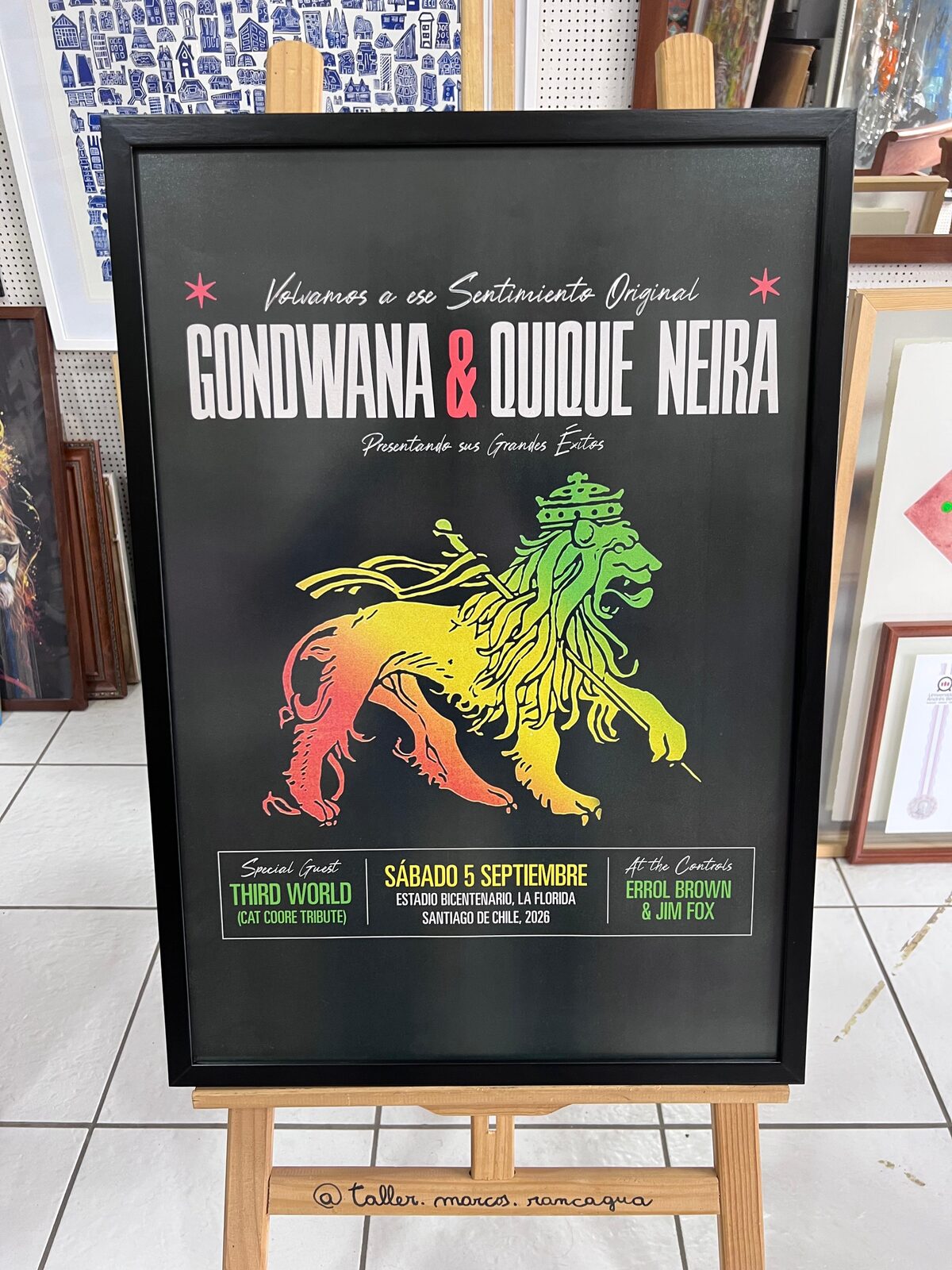 Afiche de Gondwana y Quique Neira enmarcado en moldura negra