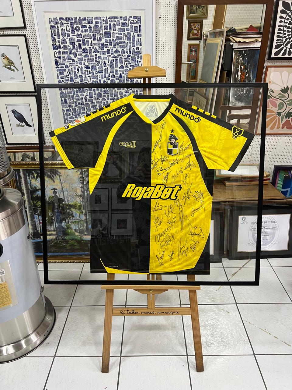 Camiseta Coquimbo Unido firmada enmarcada shadow box