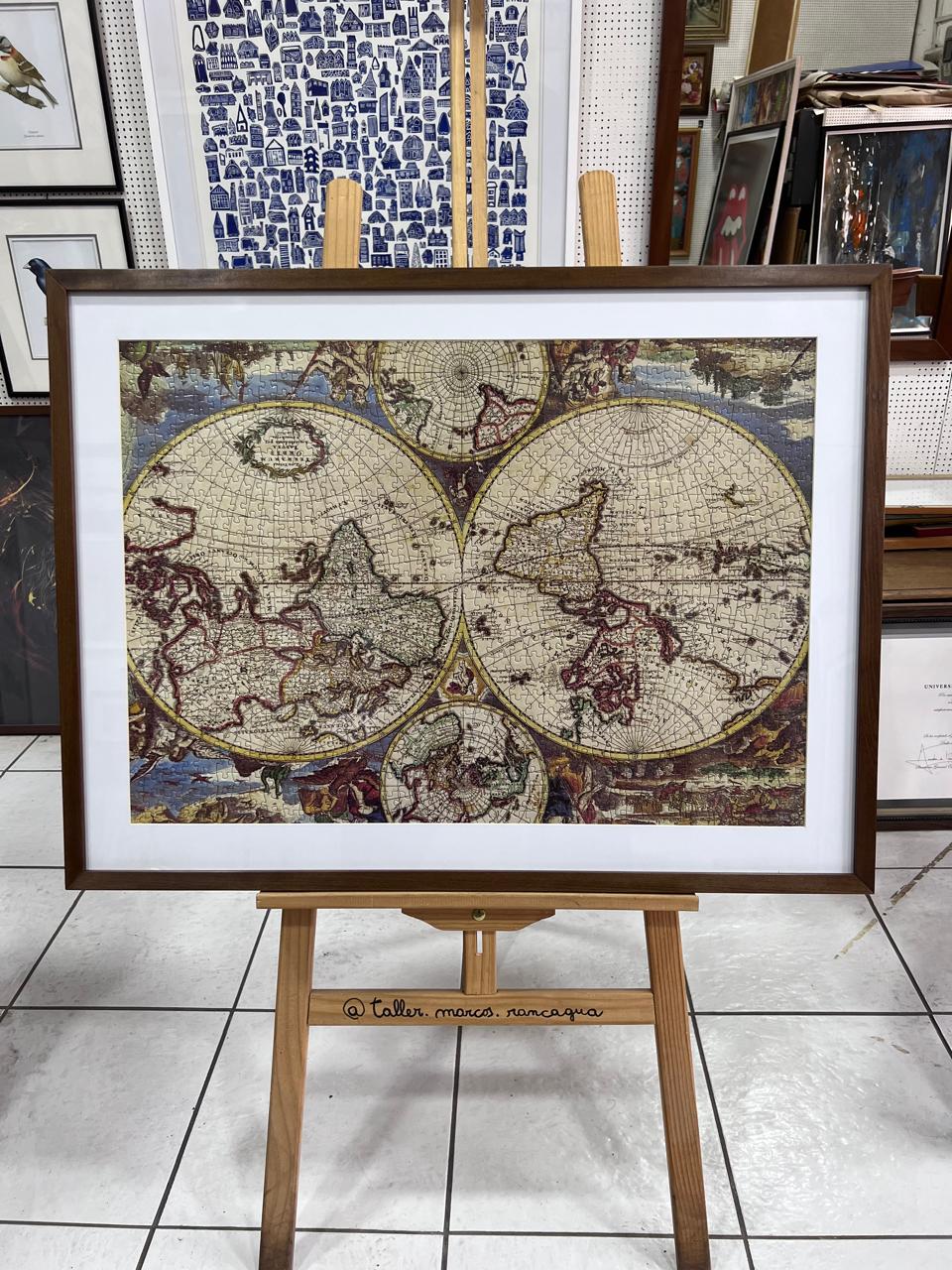 Puzzle rompecabezas mapa del mundo antiguo enmarcado en marco nogal con passpartú blanco