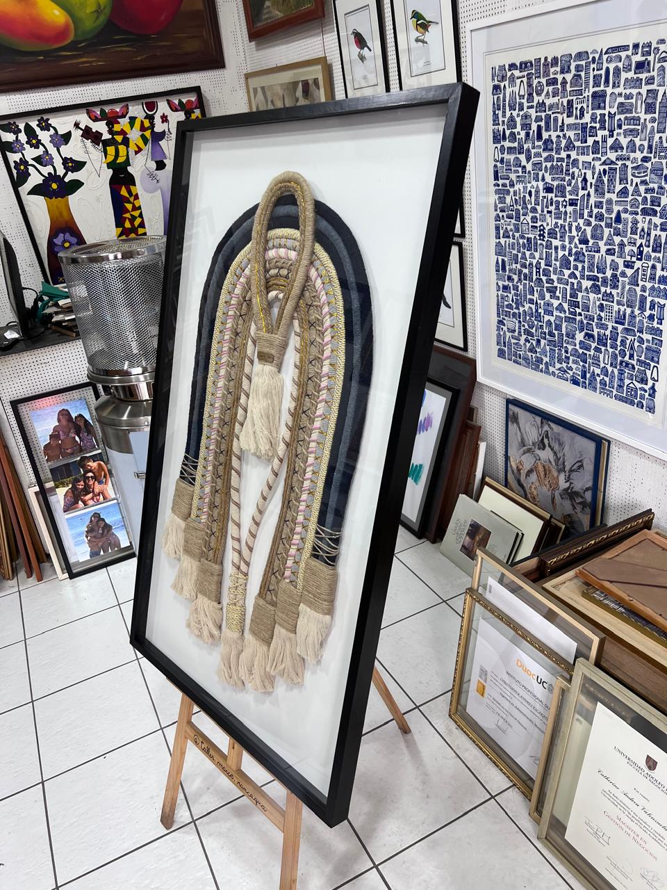 Cordón litúrgico con borlas enmarcado en shadow box negro a medida