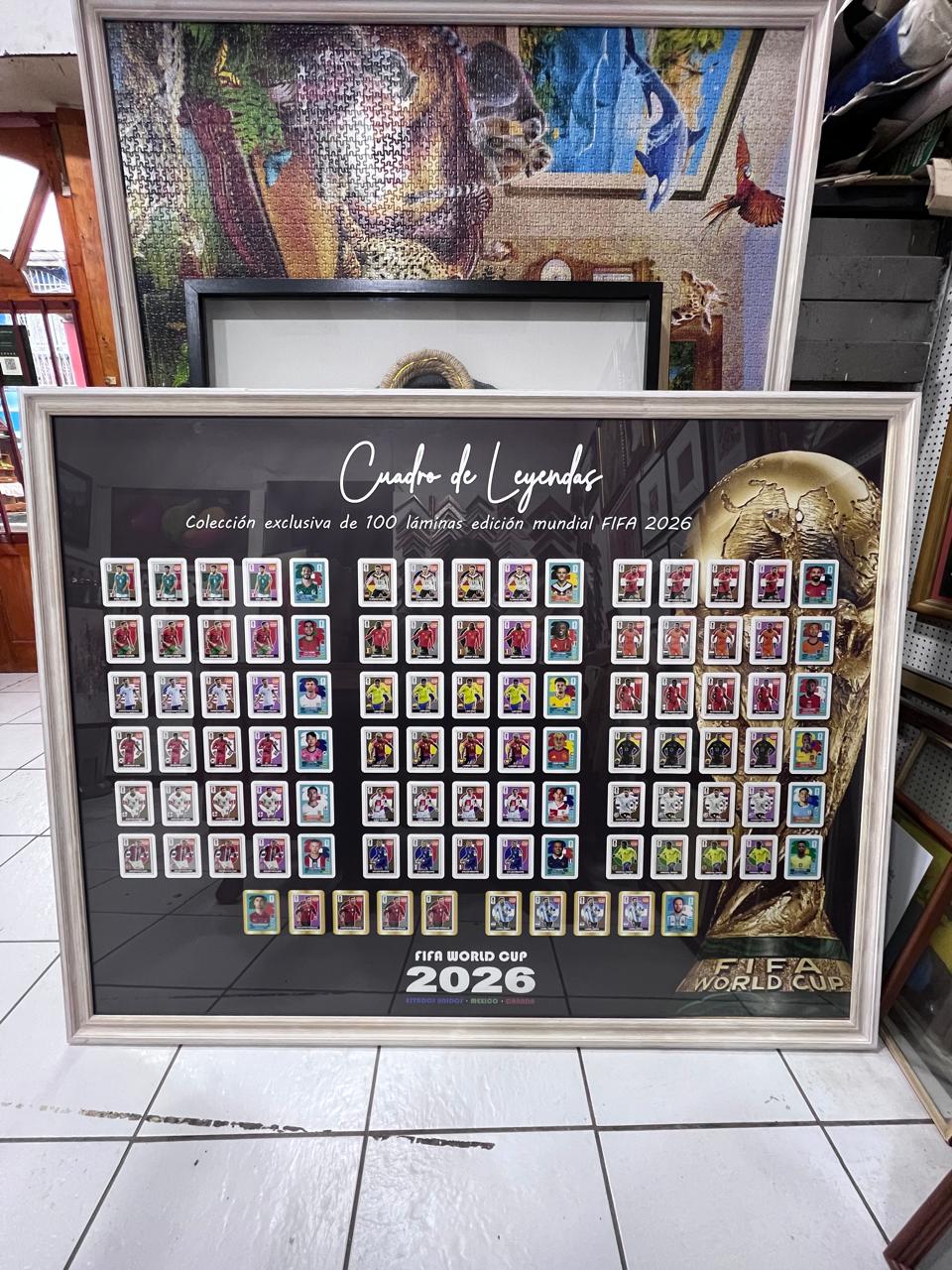 Cuadro de Leyendas colección de láminas Mundial FIFA 2026 enmarcado en shadow box con marco plateado