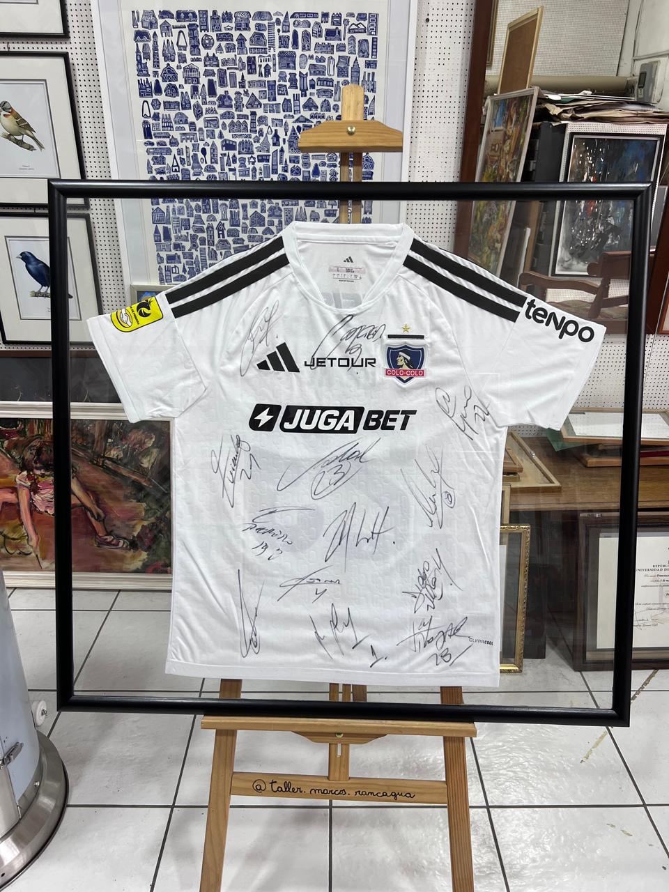 Camiseta de Colo-Colo firmada enmarcada en shadow box negro