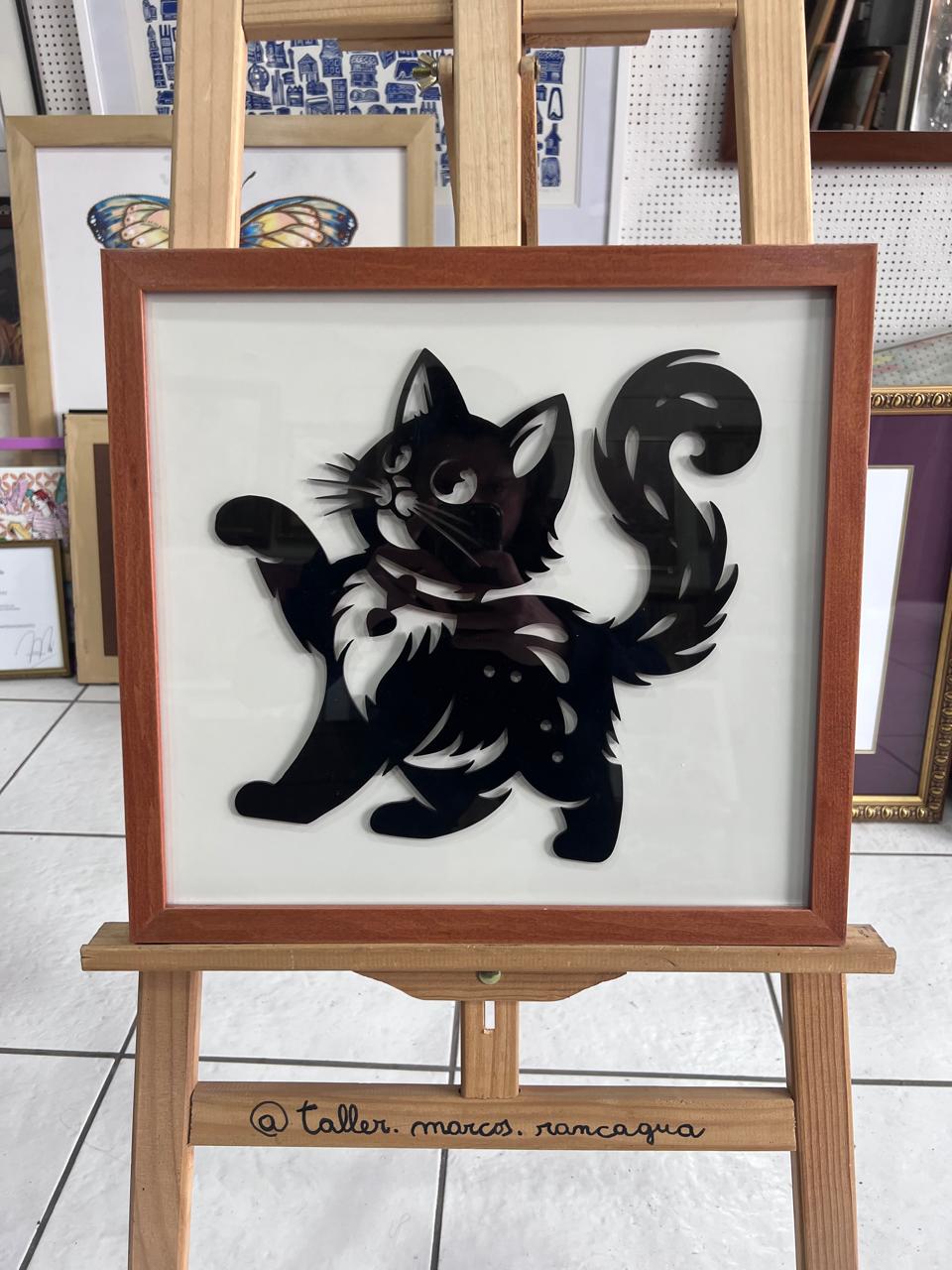 Silueta de gato negro enmarcada en shadow box con marco caoba