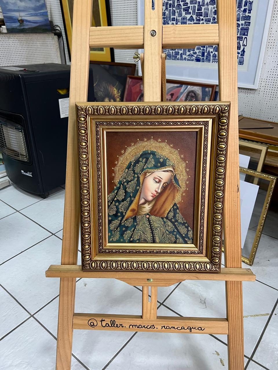 Virgen María enmarcada en óleo