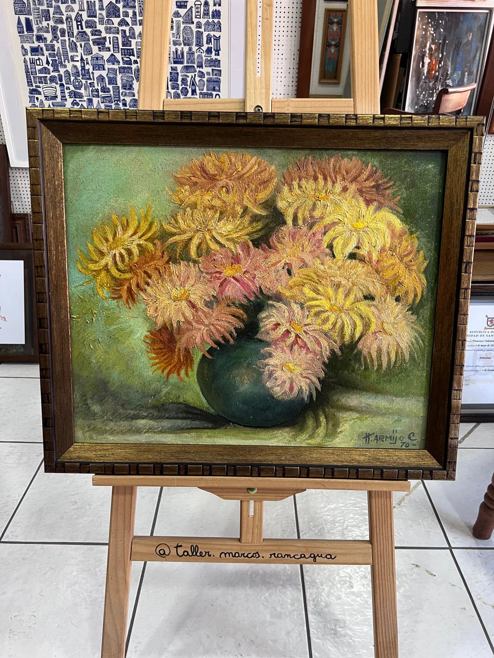 Óleo flores crisantemos amarillos y rosados en jarrón verde enmarcado en marco tallado oscuro, firmado H. Armijo C. 70