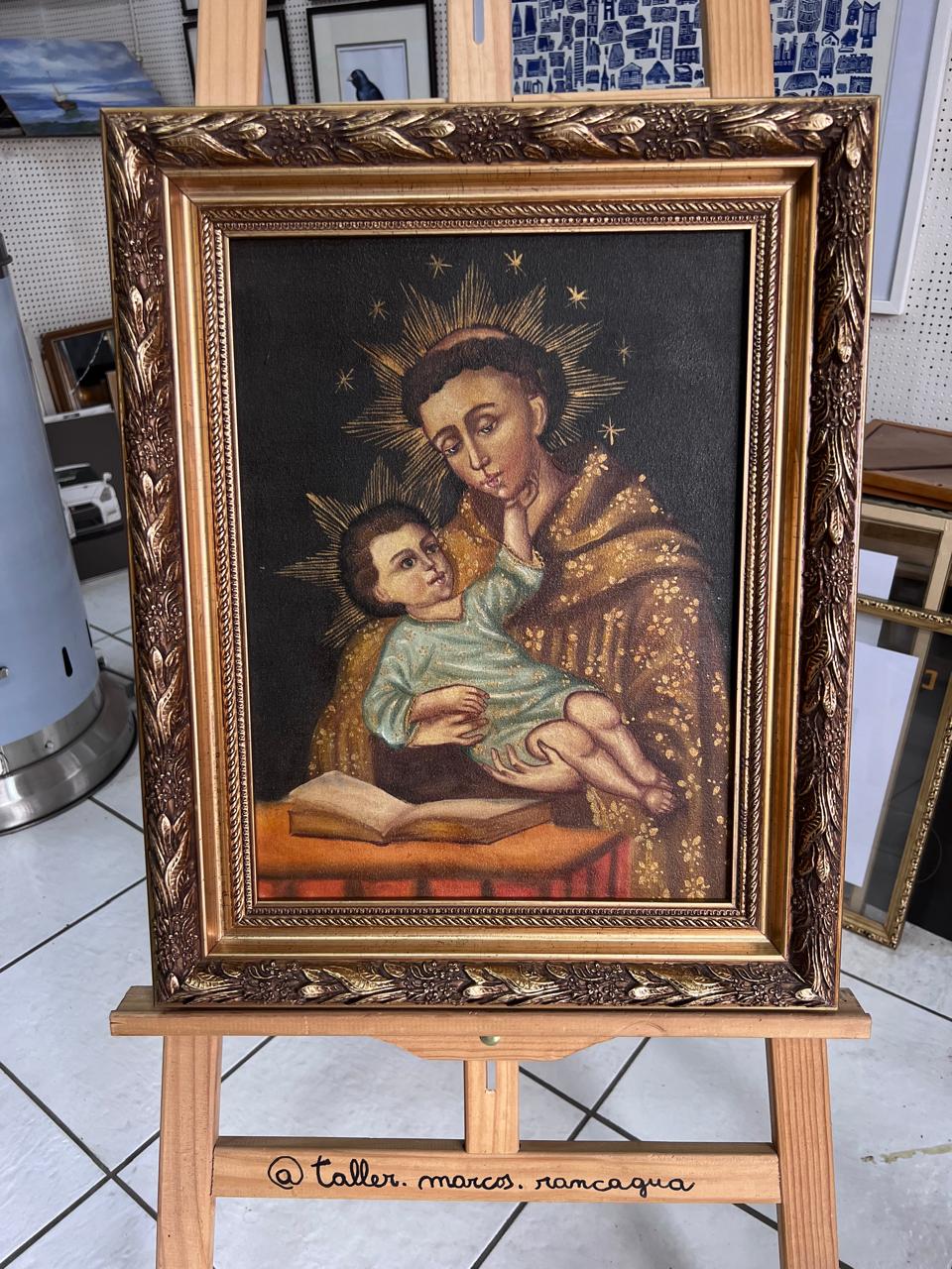 Óleo Virgen con Niño enmarcado en marco dorado ornamental