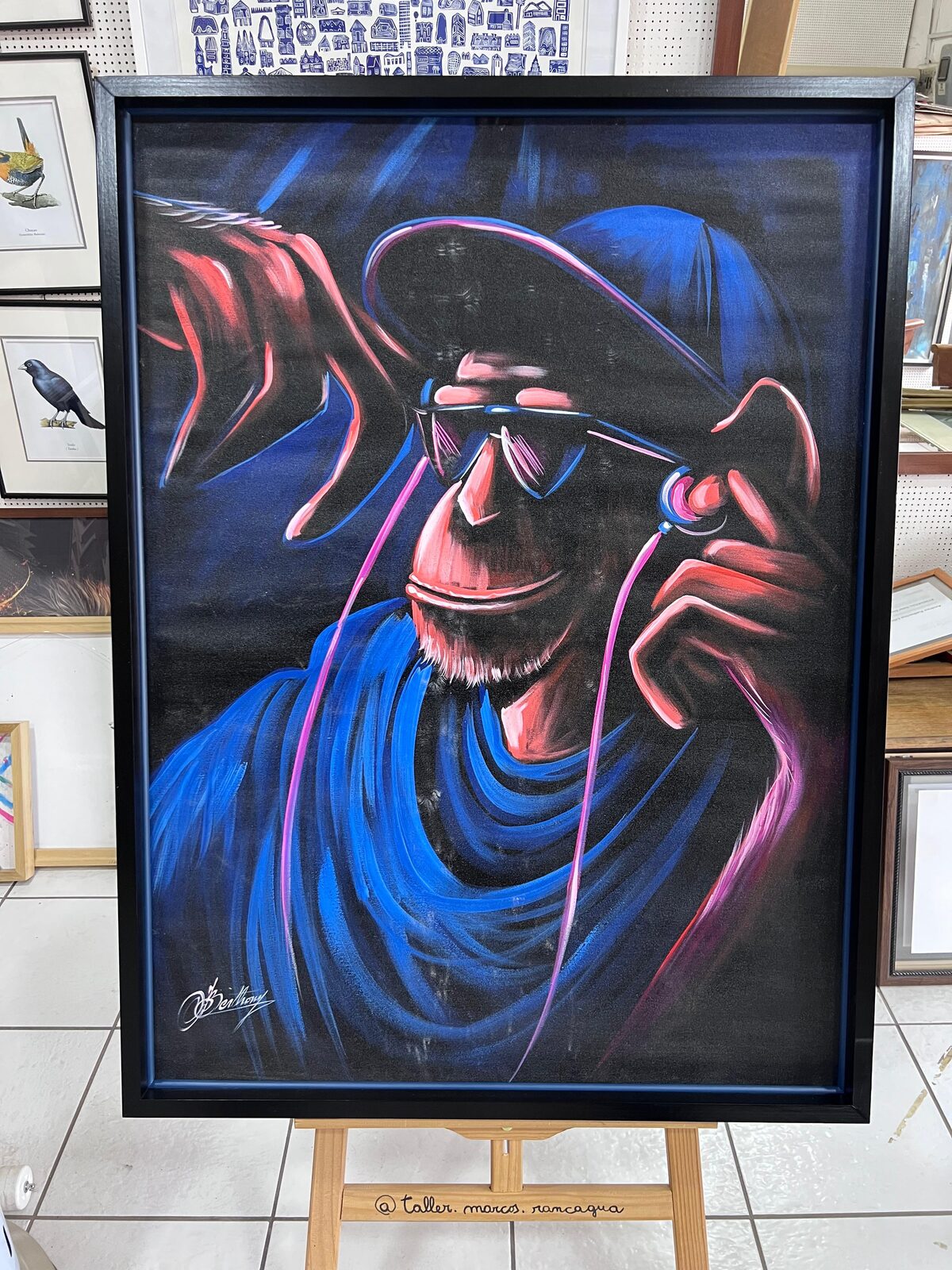 Óleo expresionista de figura en azul enmarcado en marco negro