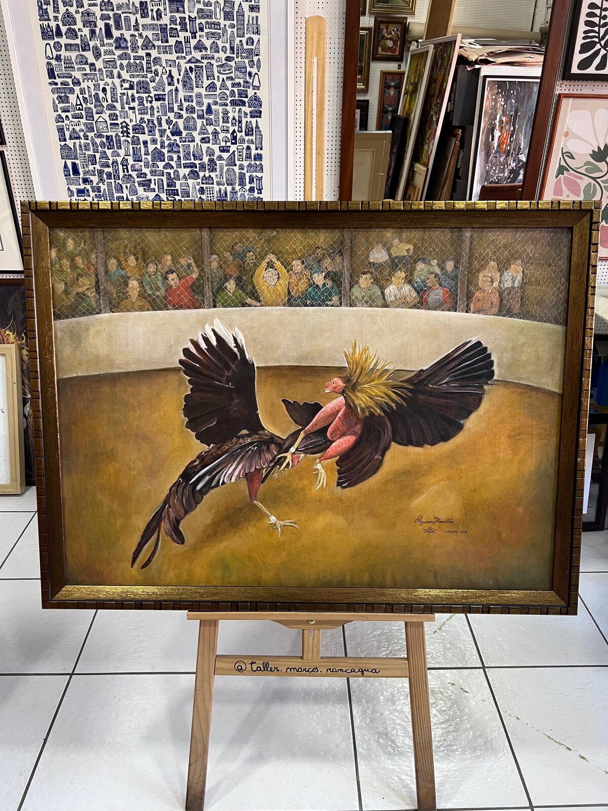 Óleo de gallos enmarcado en marco dorado