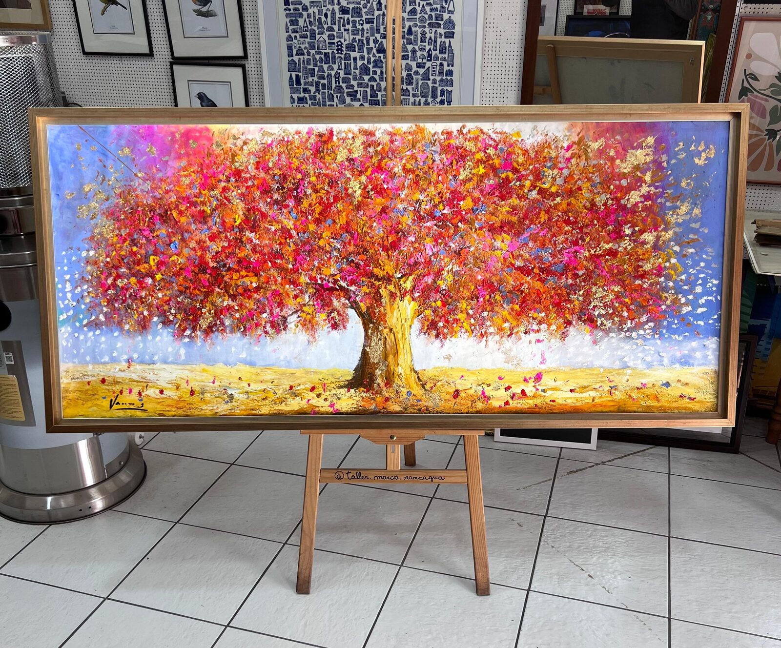Óleo del árbol rojo texturado enmarcado en marco dorado, gran formato