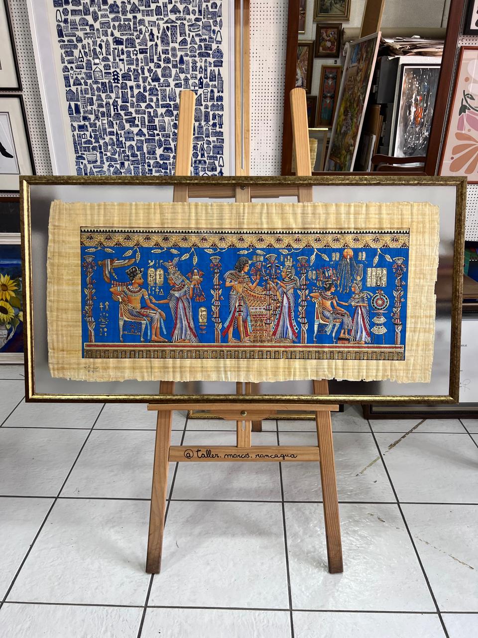 Papiro egipcio con figuras sobre fondo azul enmarcado con passepartout