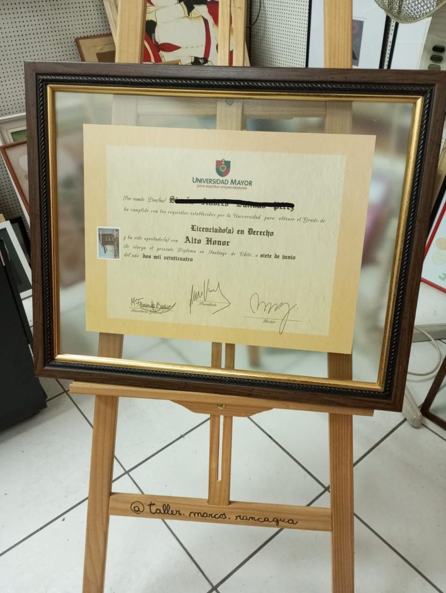 Licenciado en Derecho U. Mayor enmarcado