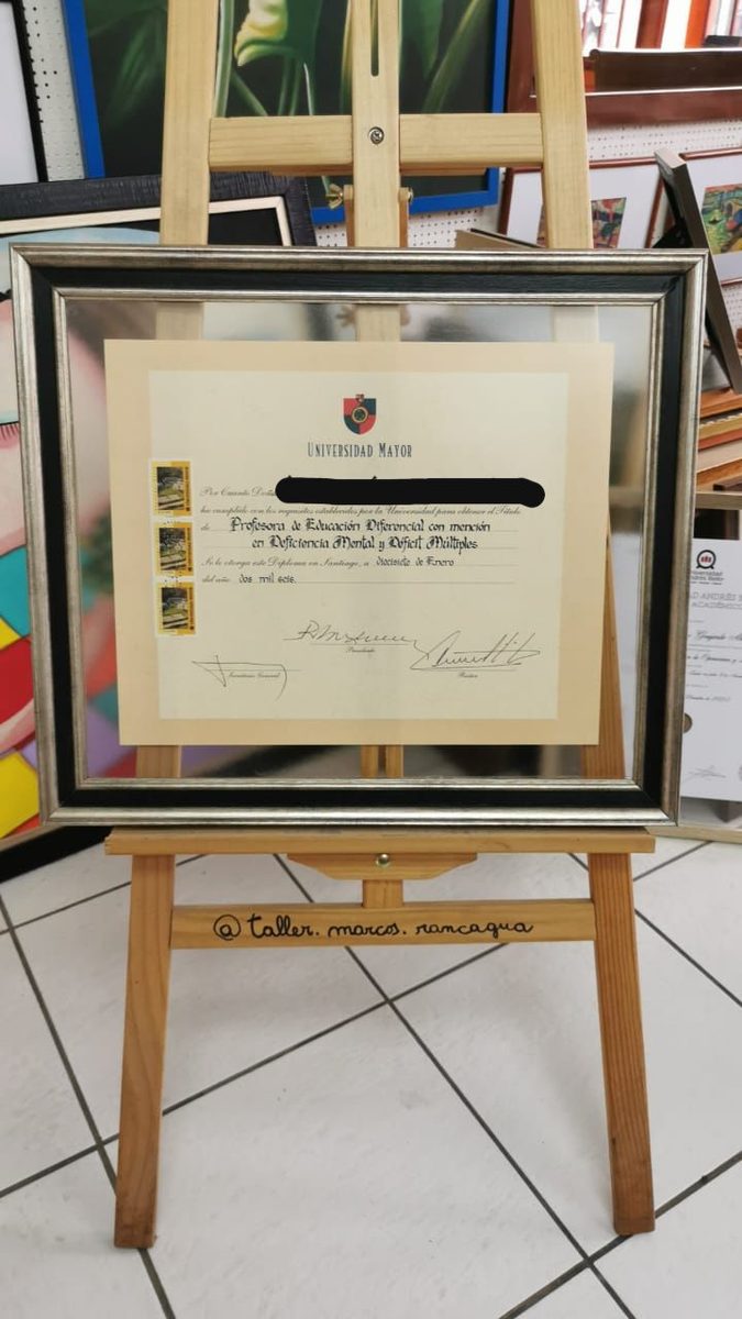 Título Educación U. Mayor enmarcado