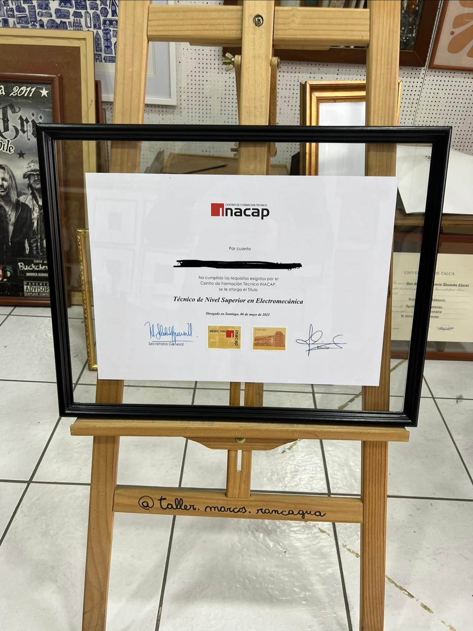 Título INACAP Electromecánica enmarcado