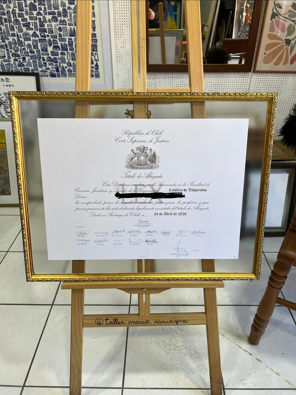 Título profesional enmarcado