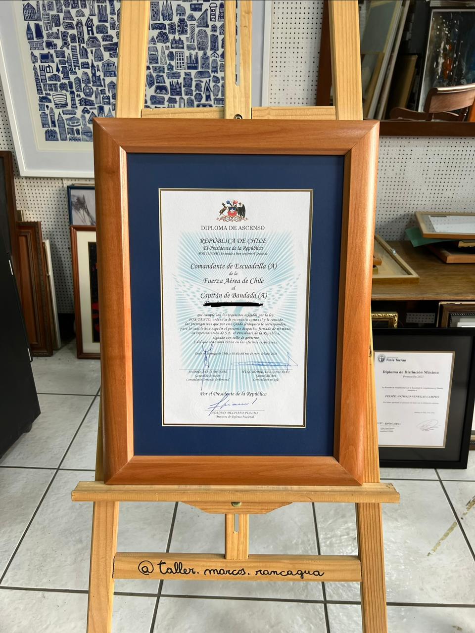 Diploma de Ascenso Fuerza Aérea de Chile enmarcado