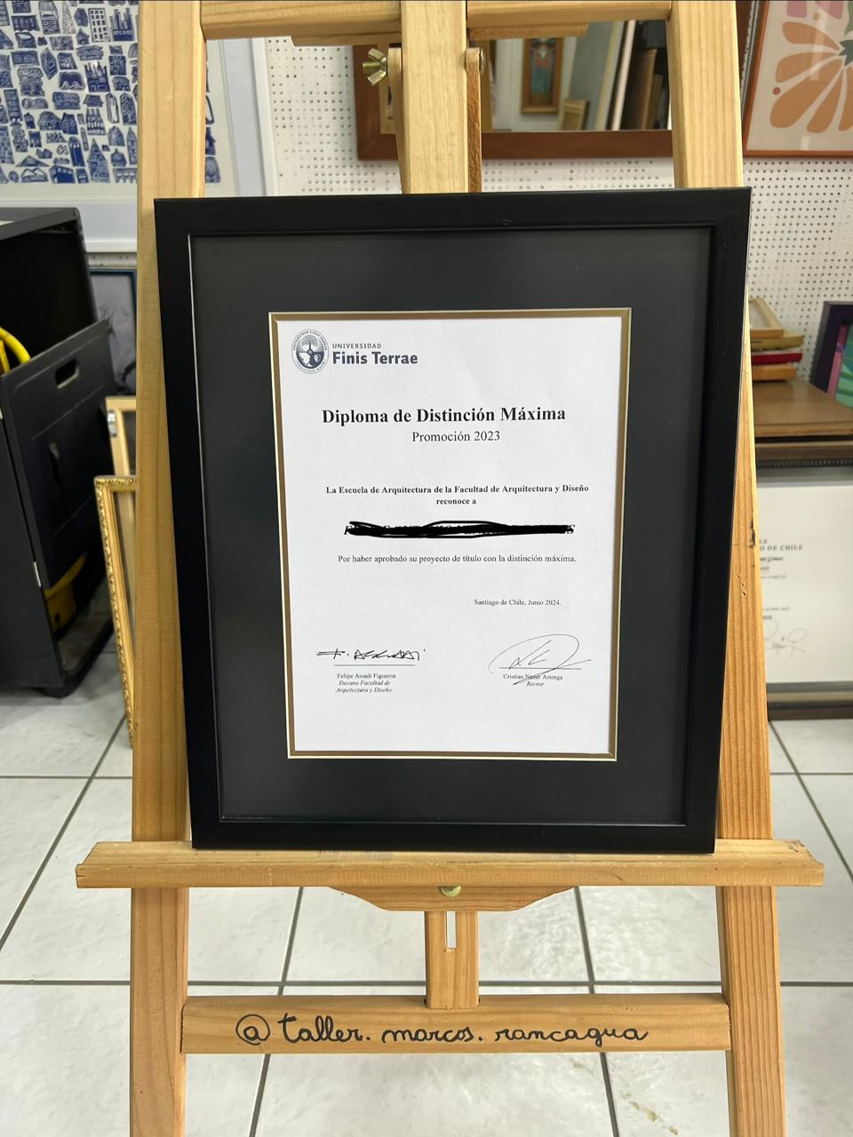 Diploma Distinción Máxima Universidad Finis Terrae enmarcado