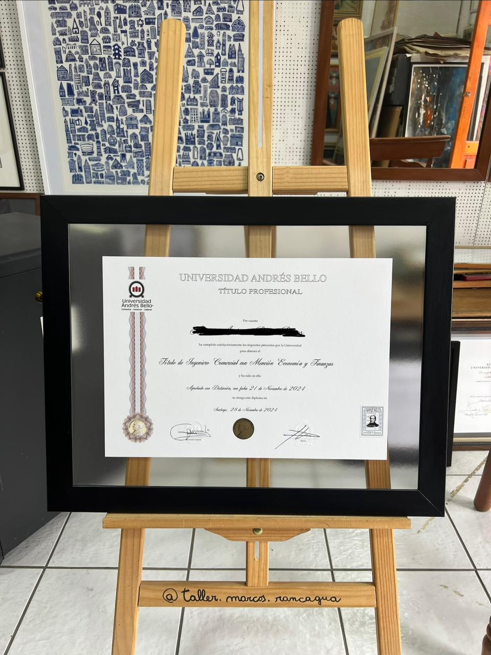Título Ingeniero Comercial Universidad Andrés Bello enmarcado