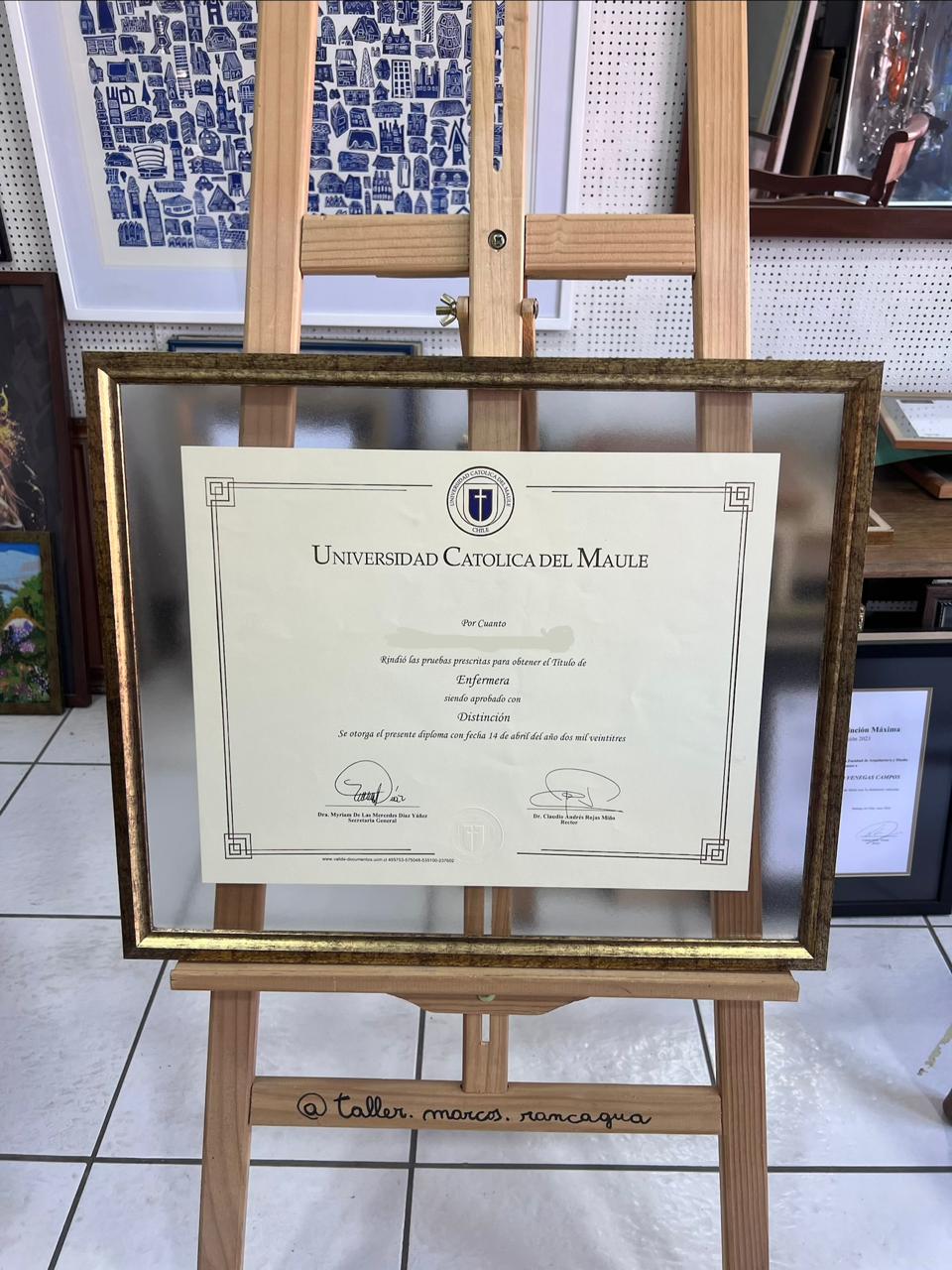 Título Enfermera Universidad Católica del Maule UCM enmarcado con marco dorado