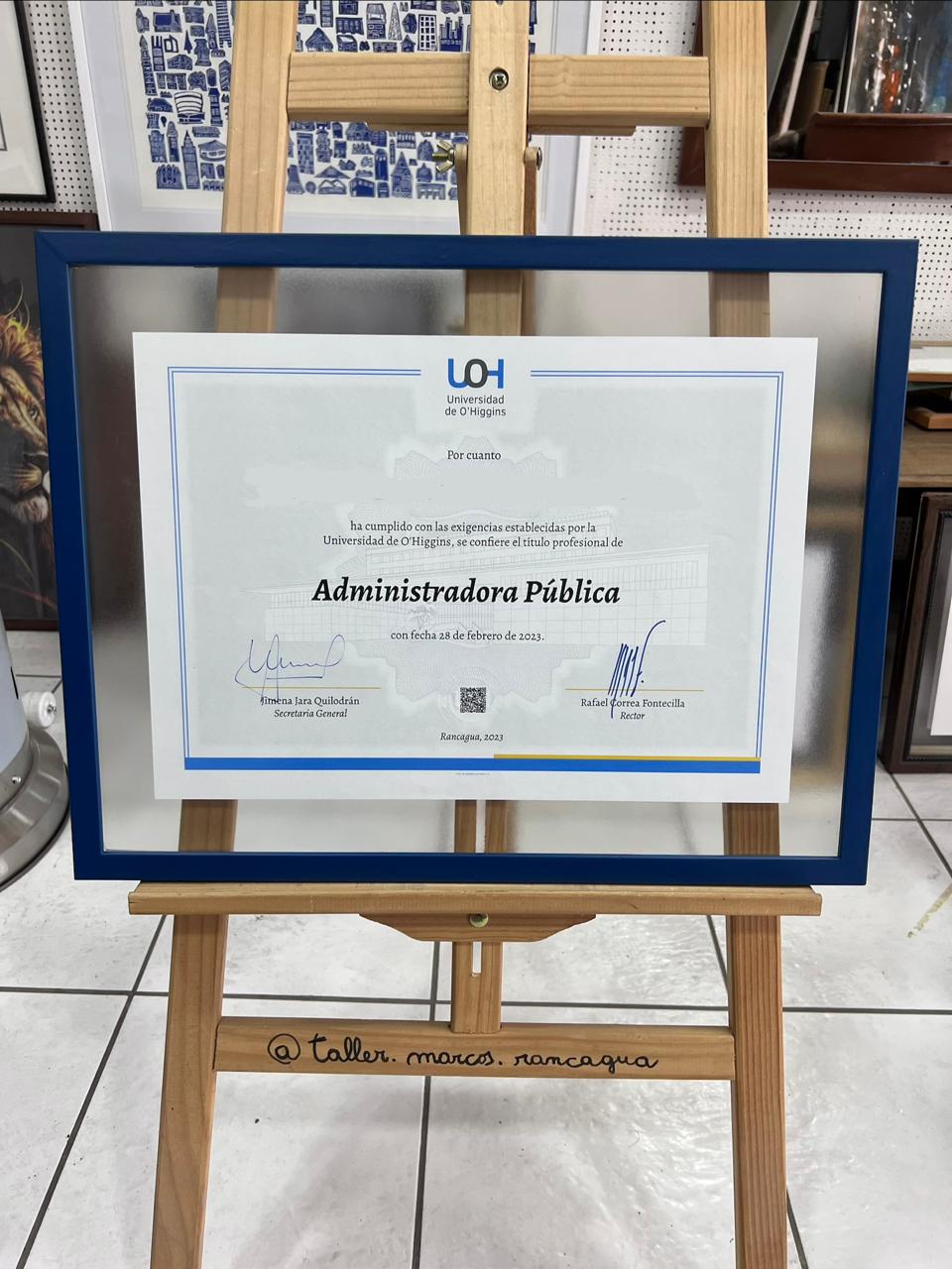 Título Administradora Pública Universidad de O'Higgins UOH enmarcado en marco azul sin passpartú