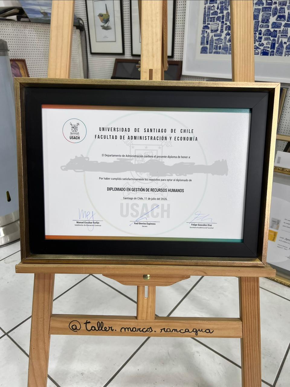 Diplomado en Gestión de Recursos Humanos USACH enmarcado en marco dorado con passpartú negro