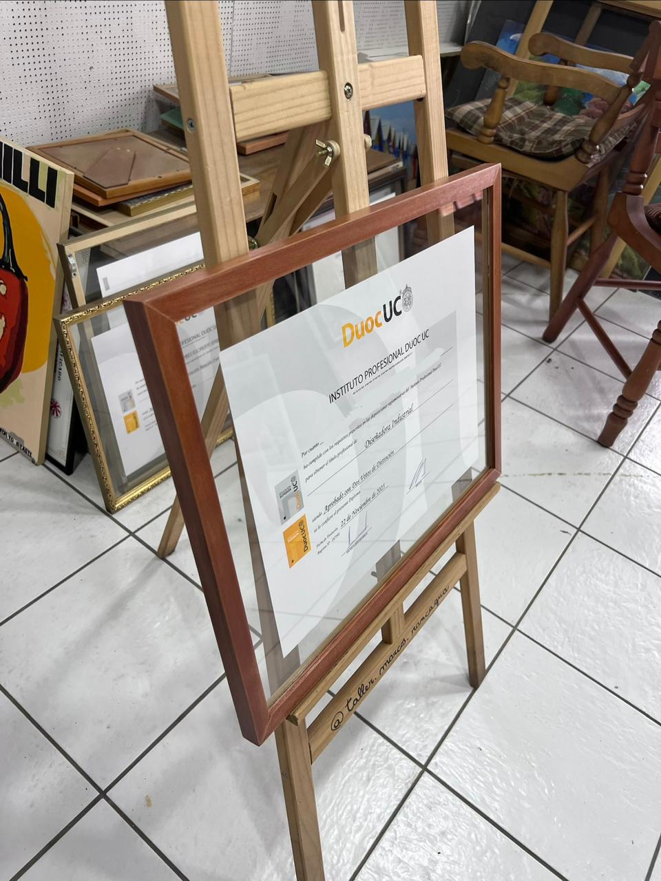 Título Diseñador Industrial Duoc UC enmarcado en marco caoba con vidrio flotante
