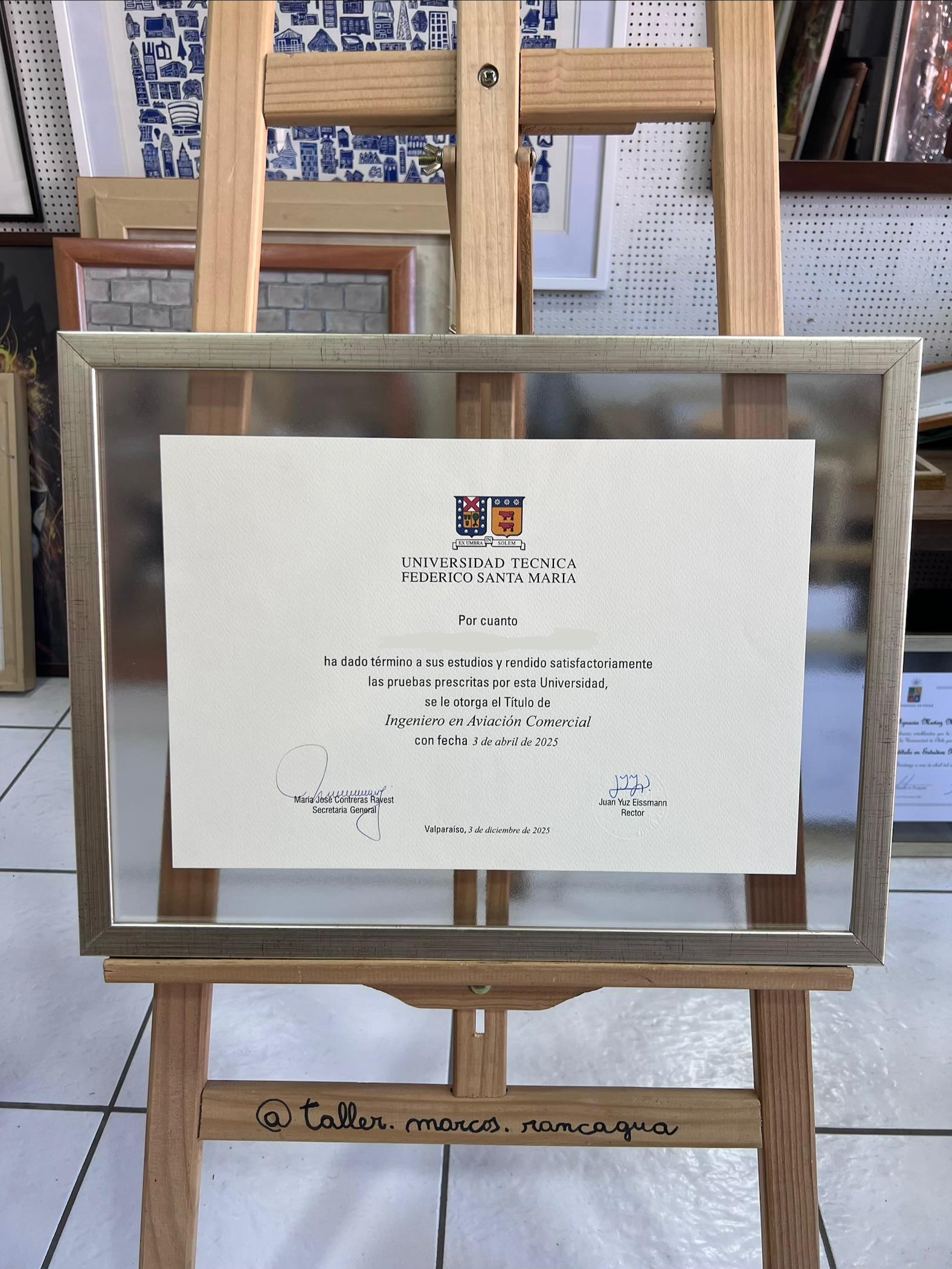 Título Universidad Técnica Federico Santa María enmarcado en marco plateado