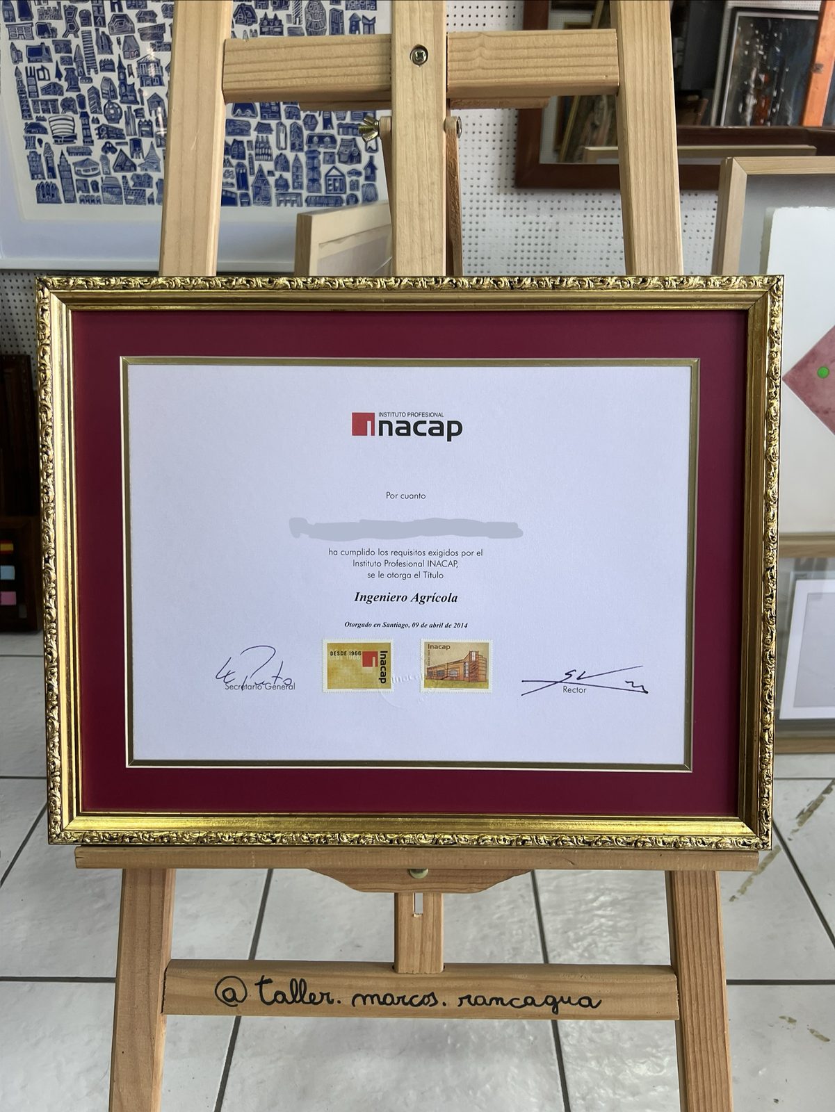 Certificado enmarcado con paspartú burdeo, filete dorado y greca dorada