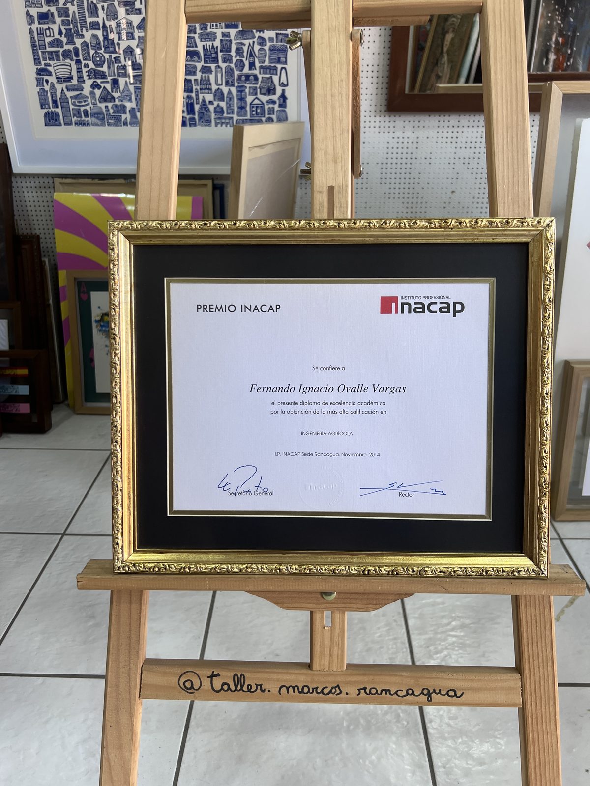Certificado enmarcado con paspartú negro, filete dorado y greca dorada